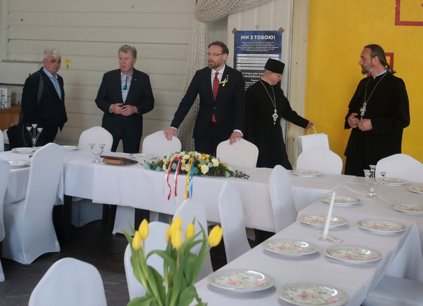 Wielkanocny obiad dla uchodźców z Ukrainy w hali na Sowińskiego w Szczecinie [ZDJĘCIA]