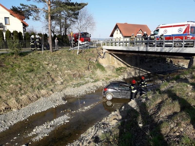 Wypadek Gostwica. Samochód osobowy wpadł do koryta rzeki i przewrócił się na dach [ZDJĘCIA]