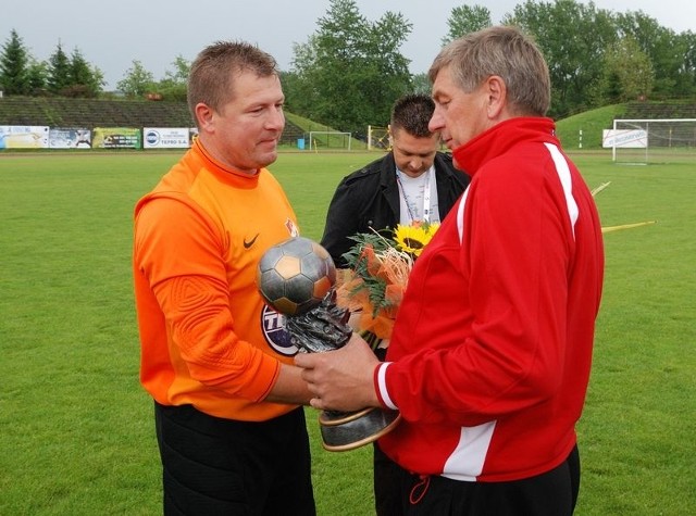 Przed meczem pożegnano kończącego karierę Piotra Kaźmierczaka.