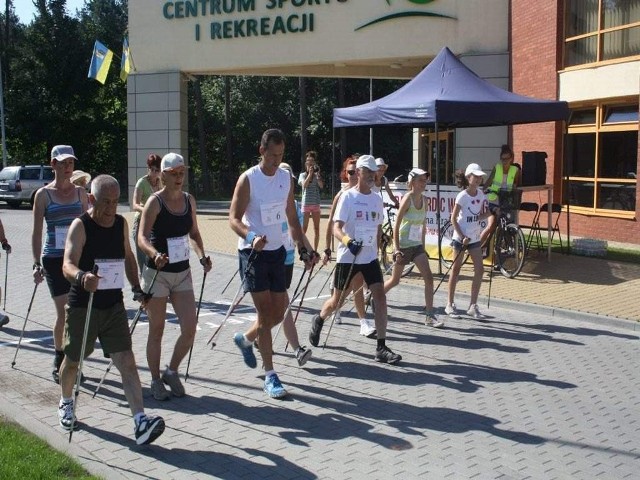 Uczestnicy Sępoleńskiego Rajdu Nordic Walking zorganizowanego z okazji obchodów Dni Sępólna ruszają w trasę.