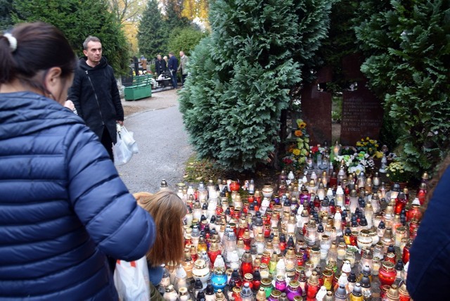 Pogoda dziś nie dopisała, przez deszcz i wiatr stargardzki cmentarz tonie w błocie i klonowych liściach. Jest problem z przejechaniem przycmentarnych ulic i ze znalezieniem miejsc do parkowania. Mimo to mieszkańcy i ich goście tłumnie odwiedzają nekropolię. Swoją pamięcią otaczają nie tylko bliskich, przystają i palą znicze też przy kwaterze saper&oacute;w, pomniku nieznanego dziecka i opuszczonych grobach małych dzieci. O godzinie 13 na cmentarzu komunalnym w Stargardzie była procesja i nabożeństwo przy krzyżu. Okolice cmentarza szczelnie obstawiają policjanci.&lt;iframe src=&quot;http://get.x-link.pl/b3194e4a-fca2-db0d-b4b2-acb56d432094,73af92fb-d69b-bdff-eb86-e10a4f7d0216,embed.html&quot; width=&quot;1280&quot; height=&quot;720&quot; frameborder=&quot;0&quot; webkitallowfullscreen=&quot;&quot; mozallowfullscreen=&quot;&quot; allowfullscreen=&quot;&quot;&gt;&lt;/iframe&gt;