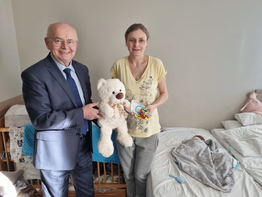 Ukrainka z hostelu w Morawicy urodziła synka. Burmistrz Marian Buras złożył gratulacje (ZDJĘCIA)