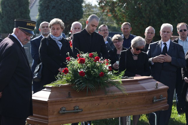 Fotograf i dziennikarz spoczął na Cmentarzu Parafialnym na Białym Prądniku w Krakowie.