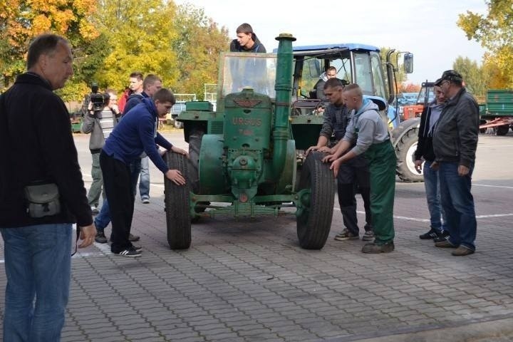 Rusocin: Wiele osób chce pomóc w renowacji historycznego ursusa C451 [ZDJĘCIA]