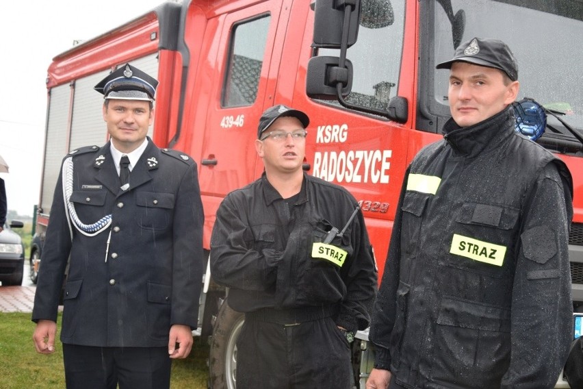 Nowy samochód ratowniczo – gaśniczy jest już w Radoszycach. Nosi imię "Radosz"