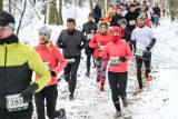 Zasypane śniegiem ścieżki w lesie na zawodach City Trail w Gdyni. 364 biegaczy zmagało się na trasie liczącej 5 km ZDJĘCIA
