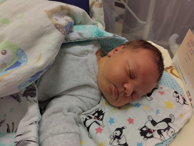 Julia przyszła na świat 1 stycznia o godz. 7.55. To pierwsze dziecko urodzone w nowym roku 2023 w szpitalu w Słupsku. Na pierwszy rzut oka widać, że będzie z niej silna i piękna kobieta, czego rodzicom życzymy!