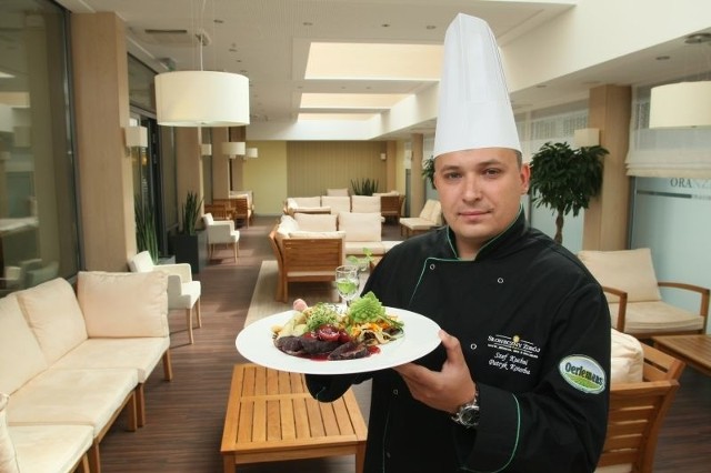 Patryk Kotarba, szef kuchni restauracji Ponidzie w hotelu Słoneczny Zdrój w Busku-Zdroju, prezentuje dania przygotowane z wykorzystaniem regionalnych produktów.