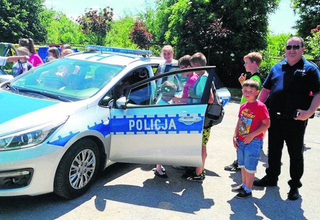 Mieszkańcy Skrzyńska pod Przysuchą, głównie dzieci, miały okazję zasiąść w policyjnym radiowozie i poczuć się jak policjant.