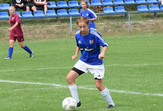 Gabriela Andzel (przy piłce)strzeliła dla gole dla Hetmanek Włoszczowa w niedzielnym meczu z Wisłą Nowy Korczyn