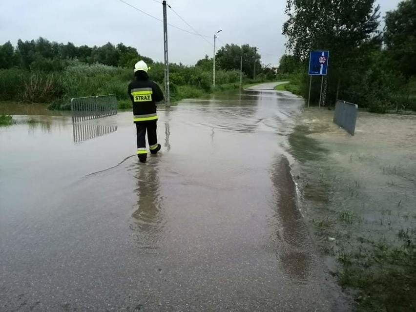 Woda zalała Buszkowice pod Przemyślem i odcięła ludzi od świata [ZDJĘCIA]