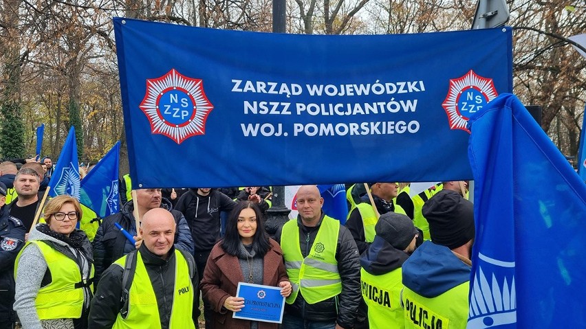 Protest policjantów pod Komendą Miejską w Gdyni to część ogólnopolskiej akcji protestacyjnej. Dlaczego funkcjonariusze protestują?