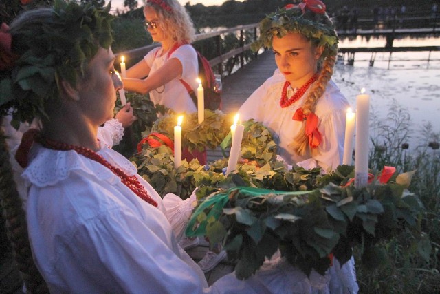 Podczas nocy świętojańskiej w Chełmnie puszczono wianki na Jezioro Starogrodzkie