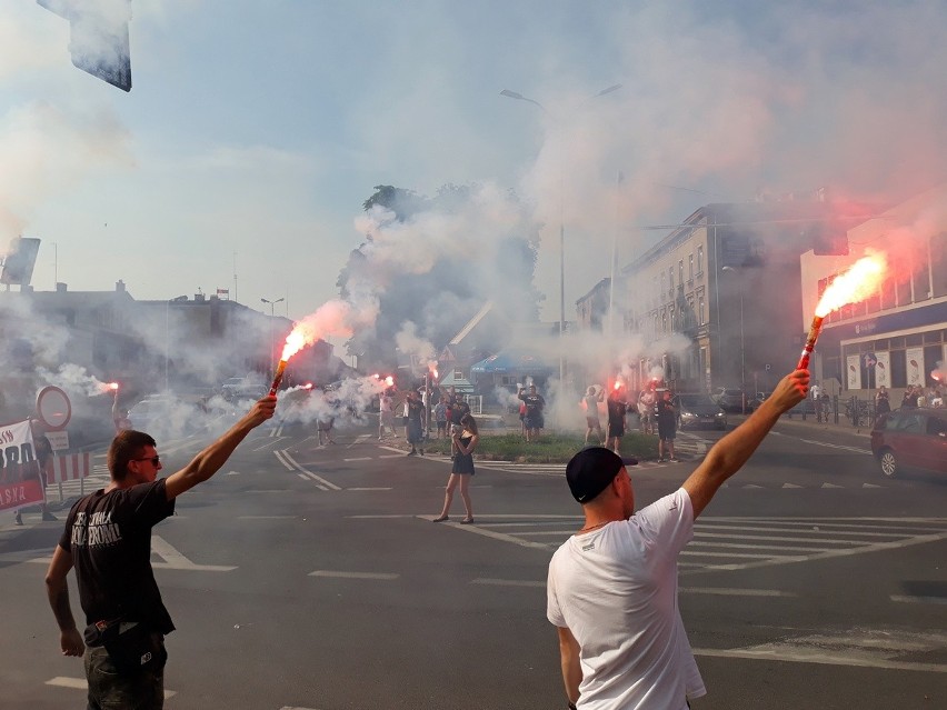 74 rocznica Powstania Warszawskiego. W Stargardzie odpalono race [ZDJĘCIA, WIDEO]