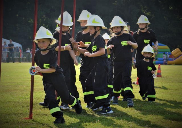 Zawody polegały na przepchnięciu piłeczki golfowej w wężu pięciometrowym. Potem zawodnicy biegli slalomem między tyczkami a następnie pod "tunelem". Potem podbiegali do starej, zabytkowej sikawki konnej i rozwijali dwa węże, Następnie sześciu zawodników pompowało wodę a jeden trzymał sikawkę i strącał pachołek