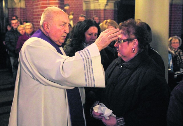 W zeszłym roku w zabrzańskim kościele św. Anny swoim parafianom głowę popiołem posypywał ksiądz Józef Kusche