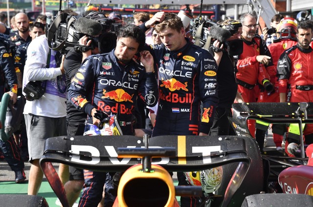 Zwycięzca Grand Prix Belgii Max Verstappen (z prawej) o kolejny triumf powalczy we własnym kraju
