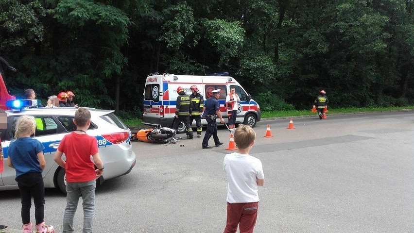 Groźny wypadek w Jastrzębiu. Motorowerzysta trafił do...