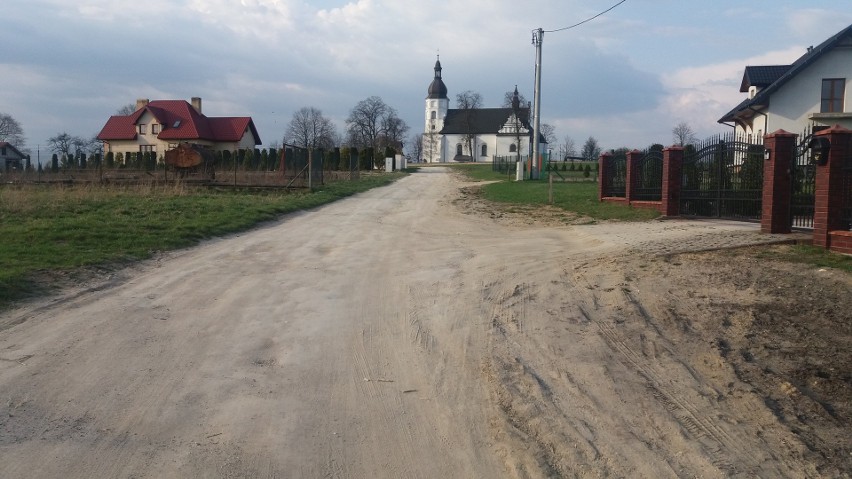 Powstaną nowe nakładki asfaltowe w gminach Włoszczowa i Krasocin (ZDJĘCIA)