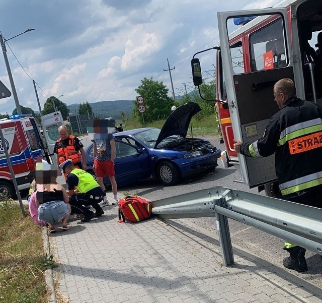 Na drodze powiatowej w Dąbrówce (gm. Stryszów) doszło do zderzenia samochodu osobowego z busem