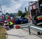 Wypadek w Dąbrówce (gm. Stryszów). Zderzyły się samochód osobowy z busem, którym podróżowało 14 osób