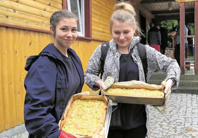 Dominika Makowska (z lewej) i Magda Bakun, gimnazjalistki z Turośni Kościelnej wczoraj z dumą pokazywały swoje pierwsze ciasto z rabarbarem. Potem poczęstowały nim kolegów.