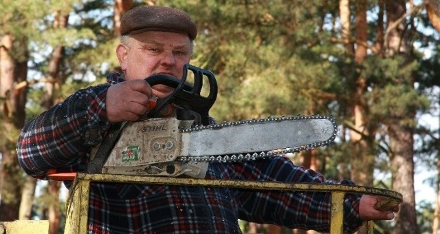 Andrzej Paszkowski ma 59 lat. Jest emerytowanym kierowcą. Sołtysem został w 2004 r. od niespełna trzech lat jest także radnym gminy Międzyrzecz. Wczoraj zastalismy go przy przycinaniu drzew. 