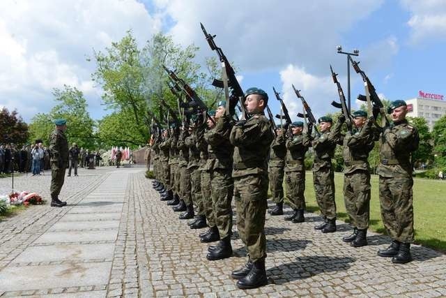 69 rocznica zakończenia wojnyuroczystości pod pomnikiem