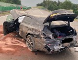 Groźna kolizja na autostradzie A2. BMW roztrzaskało się o bariery energochłonne. Autem jechały dwie osoby