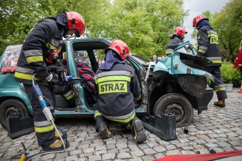 Akcja ratownicza w Parku Staromiejskim. Wydobywali pasażera z daewoo tico [zdjęcia]