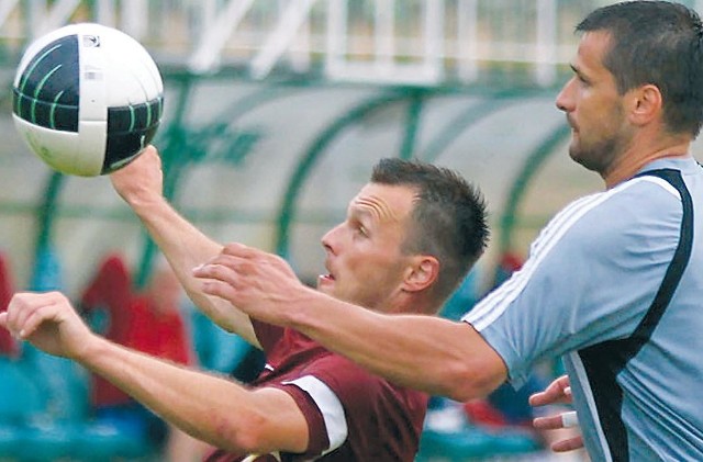 Marcin Bojarski (z lewej) w pojedynku z jednym z rywali z GKS-u Bełchatów.