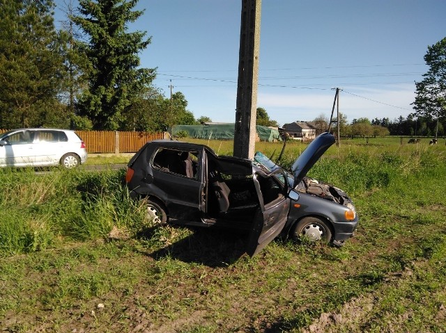 W sobotę (19 maja) rano w miejscowości Łubna (gmina Czersk, powiat chojnicki) kierowcy Volkswagena Polo wybiegł na drogę pies. Chcąc go wyminąć, kierujący stracił panowanie nad autem i uderzył w słup energetyczny. 20-latek i jego 11-letni pasażer trafili do szpitala.Policja otrzymała zgłoszenie o zdarzeniu ok. godziny 7.30.- Najprawdopodobniej kierującemu Volkswagenem Polo 20-latkowi na drogę wyskoczył pies, na skutek czego stracił panowanie nad pojazdem i uderzył w słup energetyczny. W wyniku tego zdarzenia zarówno kierowca, jak i 11-letni chłopiec, który podróżował także tym autem, odnieśli obrażenia i zostali przewiezieni do chojnickiego szpitala - informuje st. sierż. Justyna Przytarska, oficer prasowa KPP w Chojnicach.Wideo: Info z Polski 17.05.2018