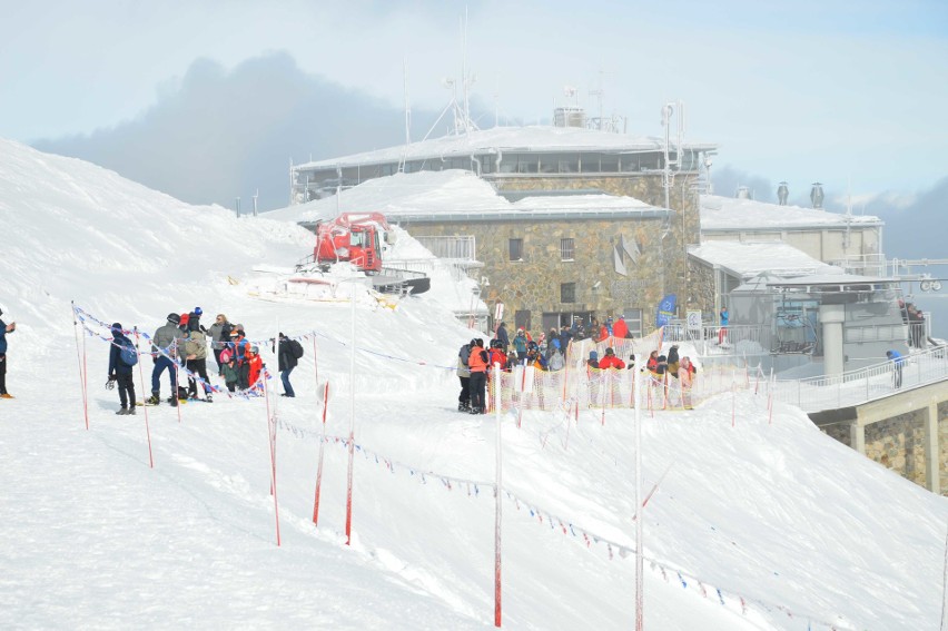 Tatry. Kasprowy Wierch oblężony przez narciarzy i turystów [ZDJĘCIA]