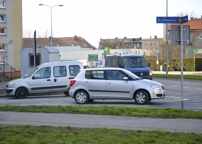 Nielegalna przyczepa ograniczała widoczność. Po naszej interwencji zniknęła