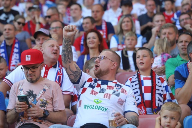 07.08.2021, Kibice Górnika Zabrze tłumnie stawili się na meczu ze Stalą Mielec. Gdzie było więcej fanów?   Zobacz kolejne zdjęcia. Przesuwaj zdjęcia w prawo - naciśnij strzałkę lub przycisk NASTĘPNE