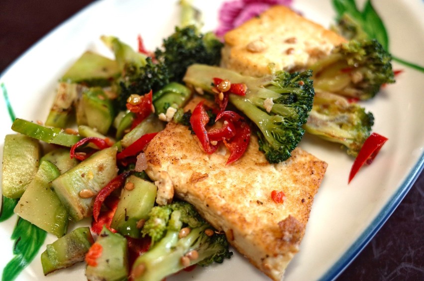 Tofu smażone z warzywami to najprostszy posiłek diety...