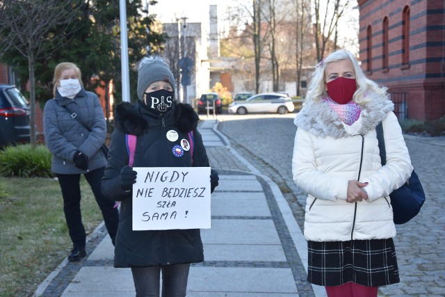 Policja zarzuca Małgorzacie Besz-Janickiej, że naruszyła przepisy porządkowe, dotyczące zakazu organizowania zgromadzeń. Obwiniona dziś (25.11.2020) stanęła przed Sądem Rejonowym w Opolu. Przed wejściem wspierali ją działacze opolskiego KOD-u. Wyrok ma zapaść 8 grudnia.