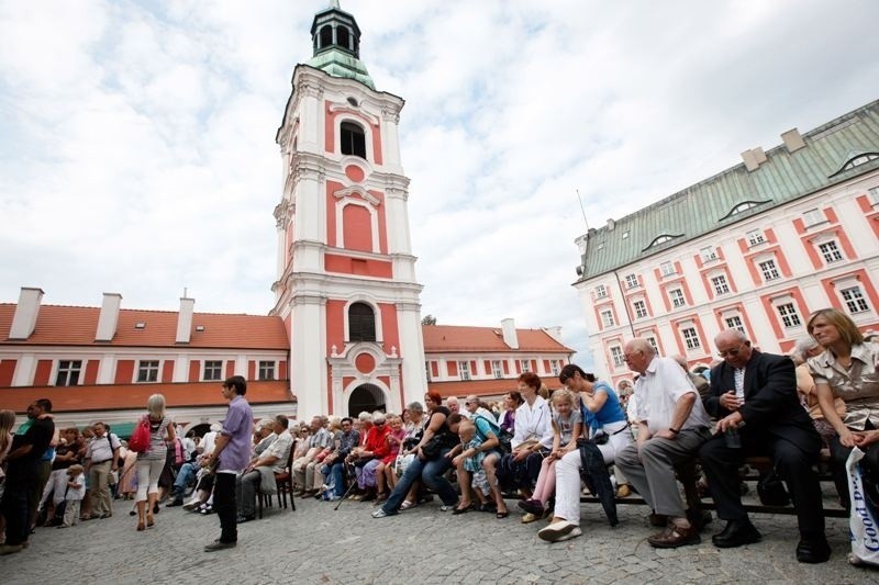 Co roku w konkursie na najdłuższy warkocz bierze udział...