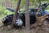 Wypadek koło Gwdy Małej. Auto z przyczepką wjechało do lasu [ZDJĘCIA]