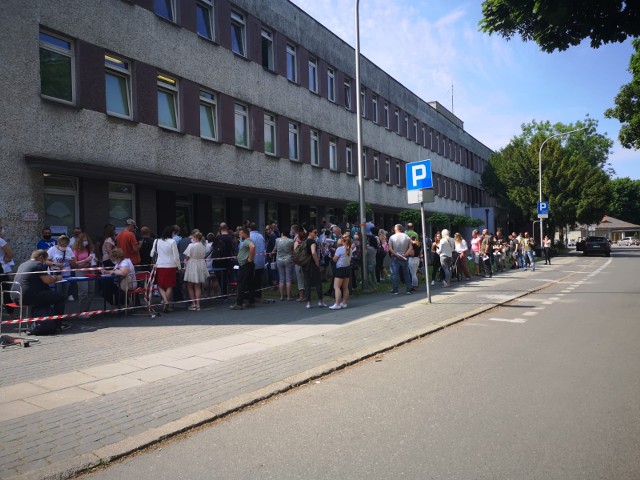 Ludzie w kolejce momentami stali jeden przy drugim, bez zachowania odstępu. Wszyscy się denerwowali i narzekali na złą organizację. Dyrekcja przychodni odpiera jednak zarzuty.