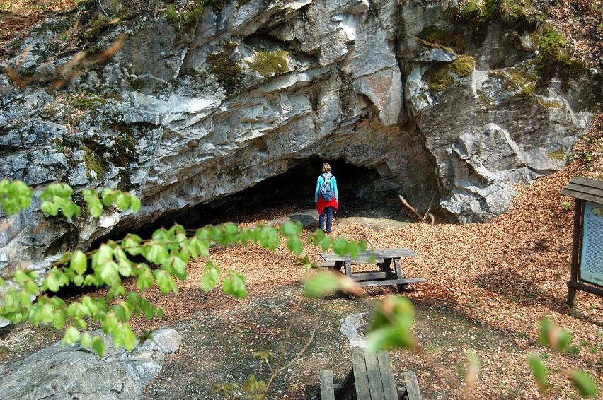 Solna Jama to jedyna jaskinia w Górach Bystrzyckich. Można...