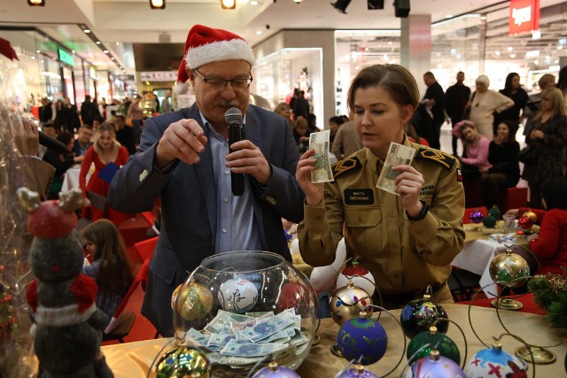 Beata Gizowska, oficer prasowy Państwowej Straży Pożarnej w Kielcach mocno wsparła Malowaną Niedzielę. Na zdjęciu z dyrektorem Galerii Echo Grzegorzem Czekajem. Zobaczcie kolejne zdjęcia z Malowanej Niedzieli 2023.