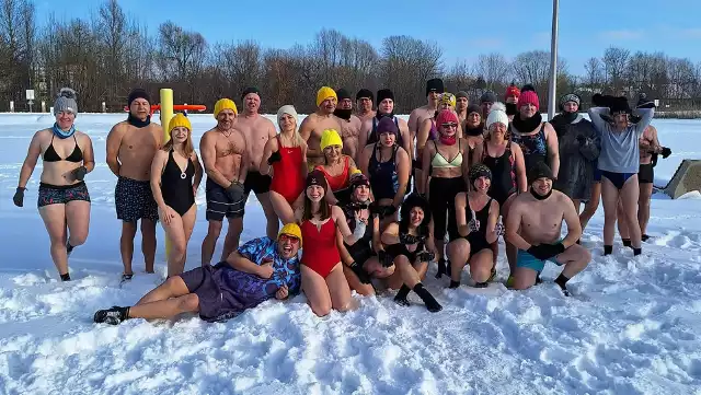 Miłośnicy zimnych kąpieli co niedzielę o godzinie 12.30 oraz w środy o godzinie 19 zanurzają się w lodowatej wodzie na plaży zwanej Kominowym Bajorem w Choroszczy.