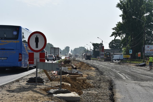 Ruch na ulicy Lwowskiej od ponad miesiąca odbywa się nowo wybudowaną, północną nitką jezdni. Aktualnie wykonawca przeprowadza remont po stronie południowej