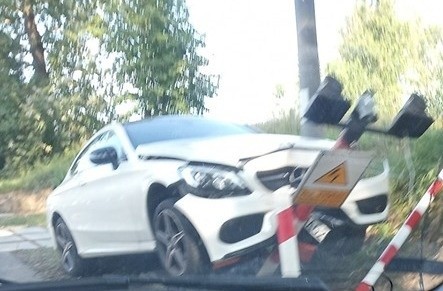 Mercedes uderzył w rogatki