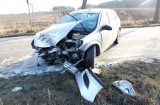 Łapy Kołpaki: Wypadek na drodze. Opel astra wbił się w drzewo (zdjęcia)