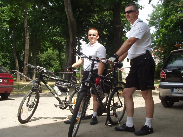 Tomasz Kościelny i Dariusz Juchniewicz wyruszają na patrol rowerowy w krótkich spodniach. Jednak reszta strażników miejskich musi pełnić służbę w długich spodniach i pełnych butach.