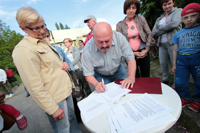 Mieszkańcy os. Braniborskiego protestowali przeciwko budowie bloków (wideo, zdjęcia)