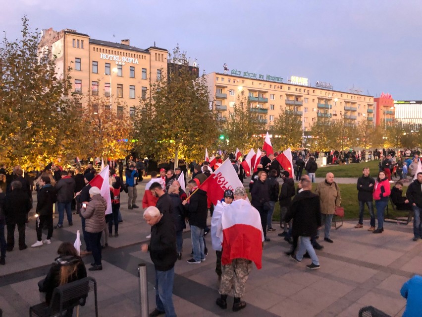 Marsz narodowców we Wrocławiu rozwiązany. Są ranni, wśród nich policjant. Dutkiewicz: Brak wsparcia policji. Ta odpowiada: Był pan tam?