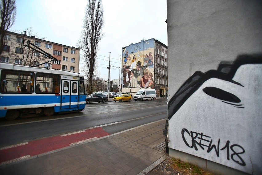 Sylwester Chęciński i jego epokowa trylogia „Sami Swoi” doczekali się we Wrocławiu swojego muralu. Zobacz zdjęcia